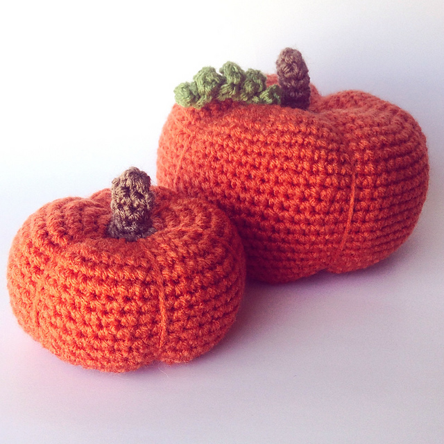 Pumpkins in 2 sizes