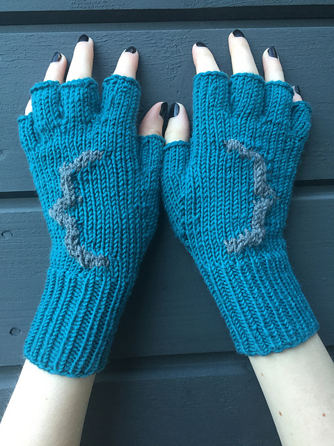 Curly bracket mittens
