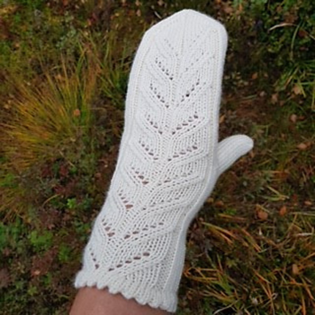 Ravelry: Zmita votter pattern by Anne-Britt Engen