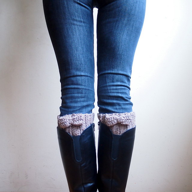 Bow legwarmers knit look boot cuffs