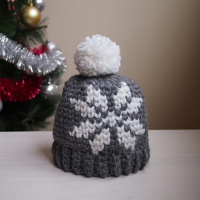 Nordic snowflake hat with pompom