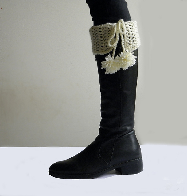 Leg warmers with pom pom tie