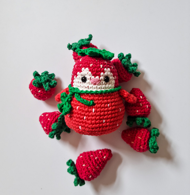 Strawberry Penguin Amigurumi