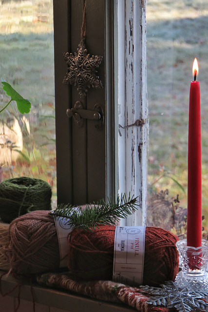 Yule mystery mitten knit along