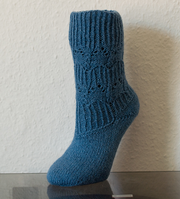 Sahara - Socken mit Ajour- und Rippenmuster