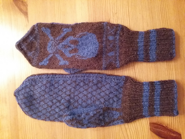 Crossbone mittens