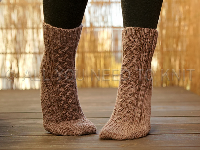 Knitted Cabled Socks "Cedar"