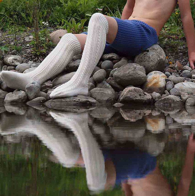 Knee-high cabled socks – B9-27
