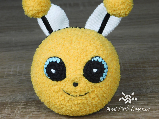 Amigurumi Pola the bee