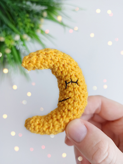 Amigurumi crescent moon