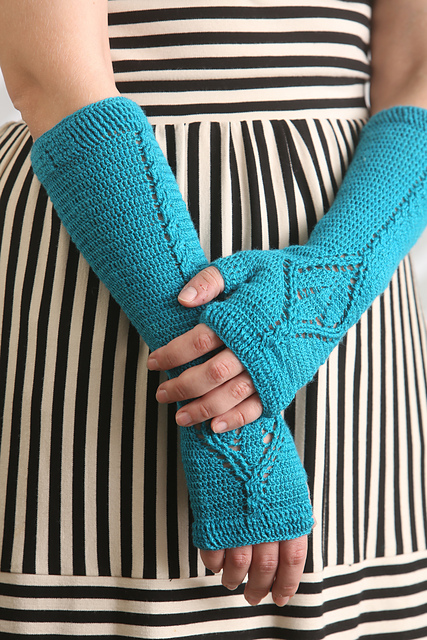 Cabled Flora Mitts