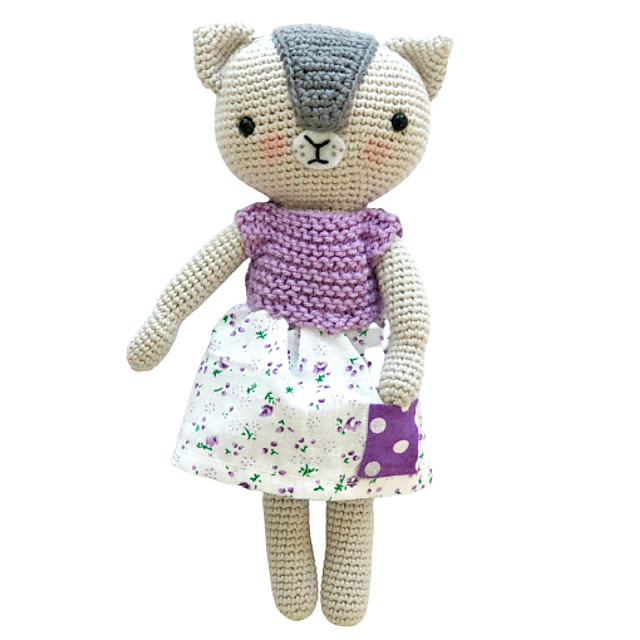 Claudia, la gatita coqueta amigurumi