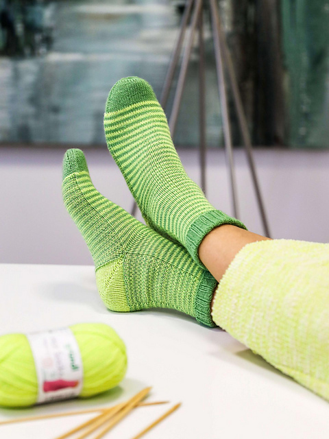 2024 Frauenpower-Ringelsocken