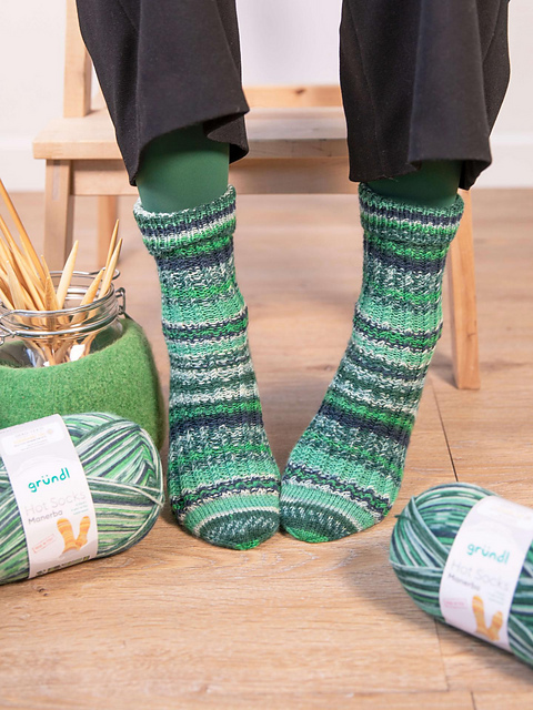 2023 Frauenpower-Socken mit kleinen Zöpfchen