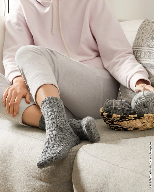 28 Socken mit Flechtmuster (8-fach)