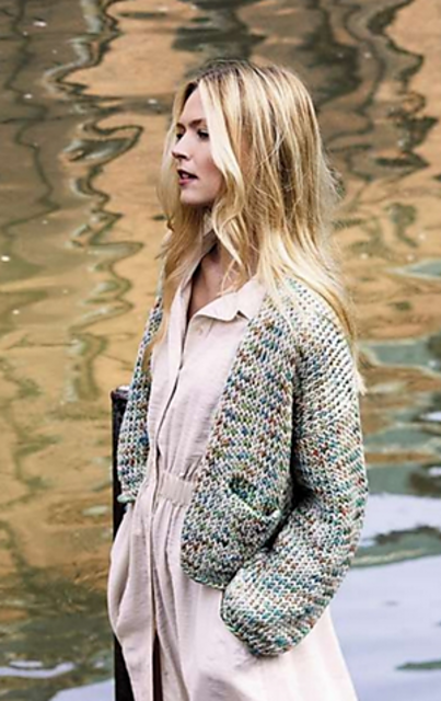 # 18 Jacke mit V-Ausschnitt in zwei Farben