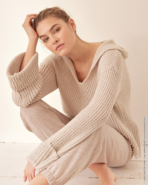 # 01 Hoodie mit Halbpatent und V-Passe