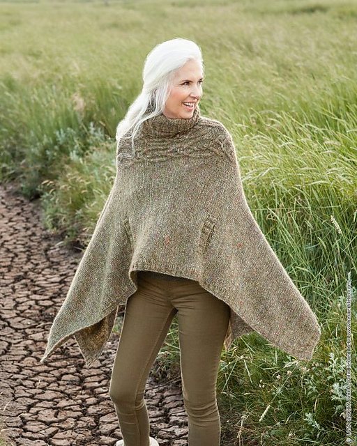 # 07 Poncho mit Zopfpasse, querlaufend