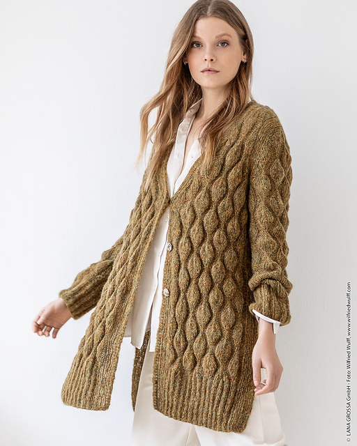 # 12 Longjacke im Blattmuster