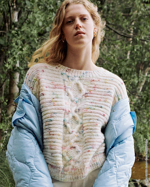 # 44 Pullover in Querrippen mit Rautenzopf