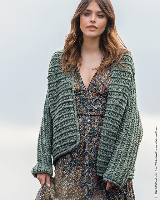 # 17 Jacke mit Strukturrippen, quergestrickt