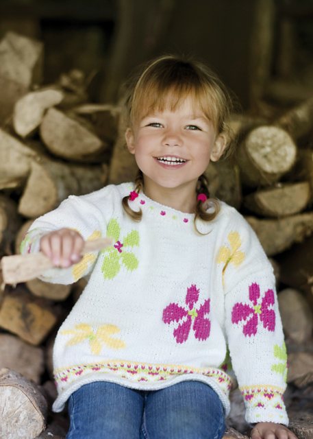 73 Kinderpullover mit aufgestickten Blüten