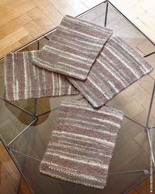 # 66 Vier Tischsets glatt rechts mit Perlmuster