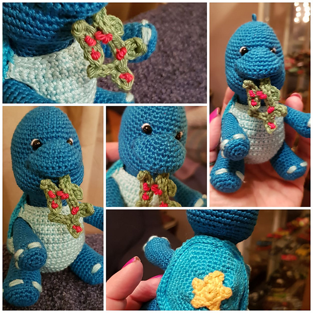 Turtle with mistletoe