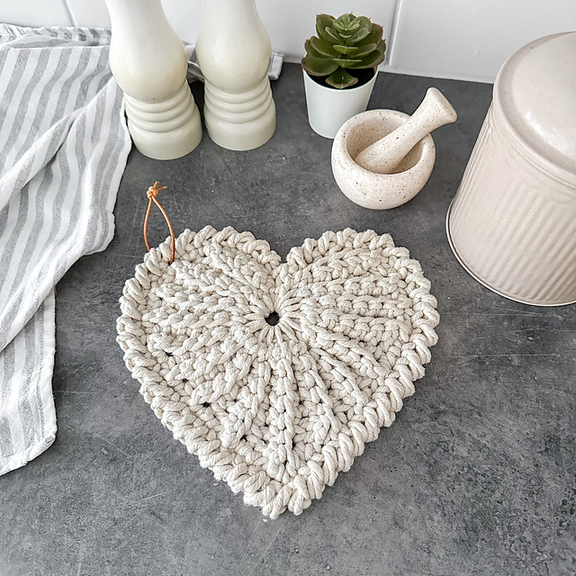 FREJDIS Heart Trivet