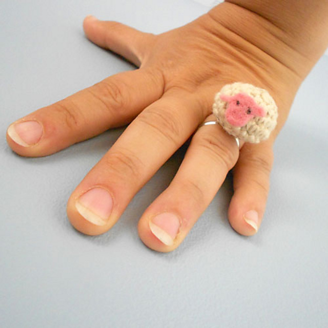 bague/mouton (Crochète-moi un mouton)