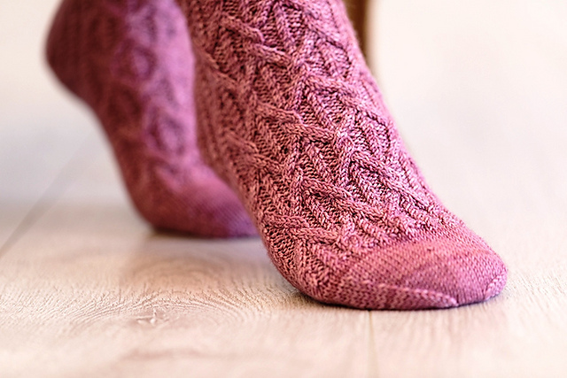 Twist and Check Socks