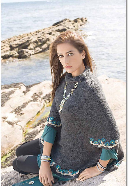 Modell 39 - Poncho mit aufgestickten Blütenmotiven