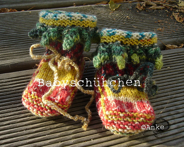 R0029 Babyschühchen mit Noppenbordüre