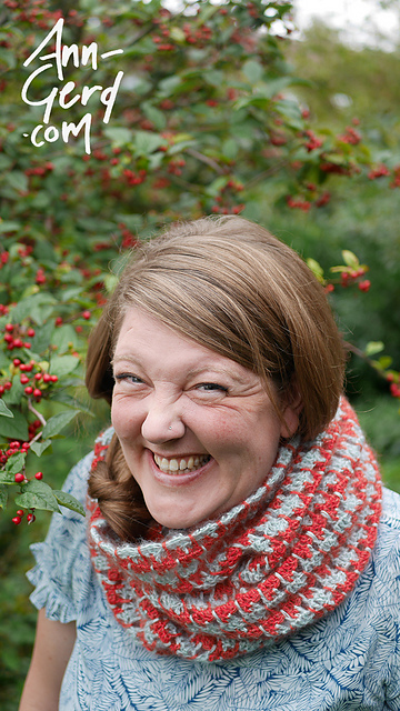Emma's Houndtooth Cowl