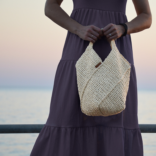 Diagonal shopping bag