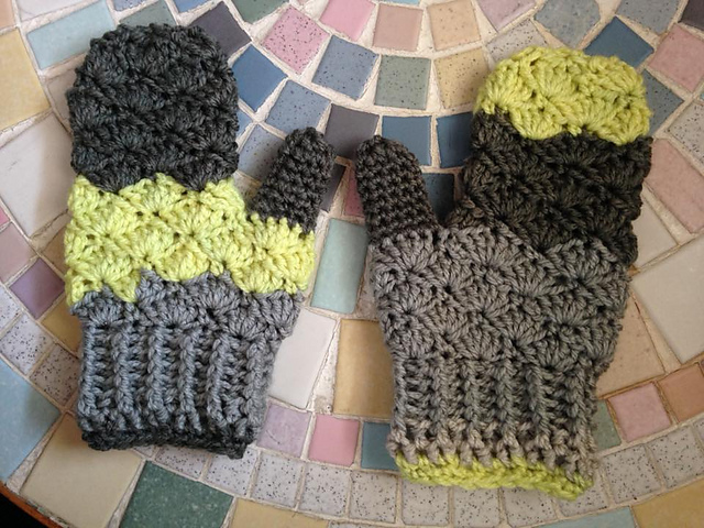 Simple Shells Mittens