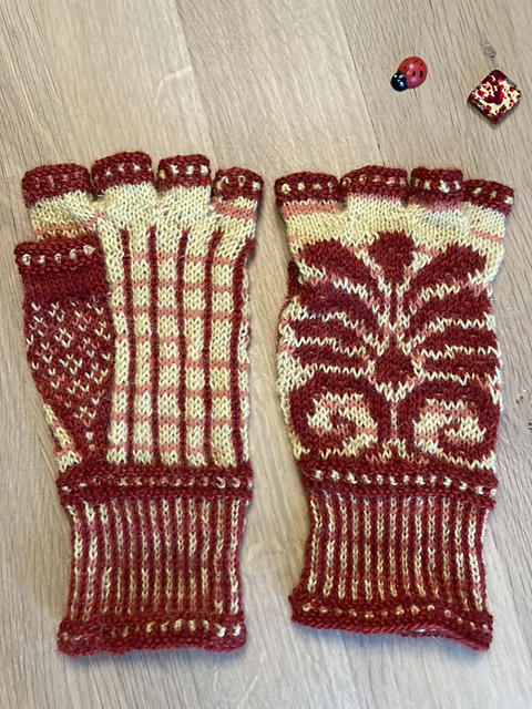 Antefix Fingerless Mittens