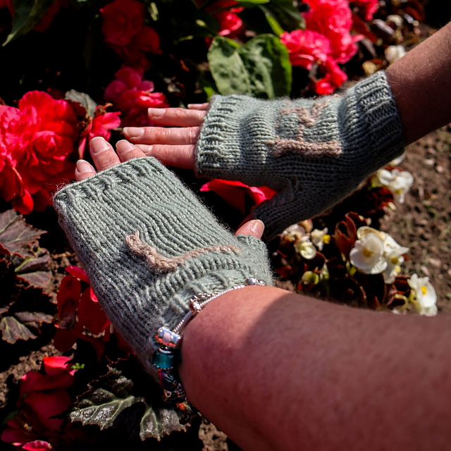 L and R colourwork gloves
