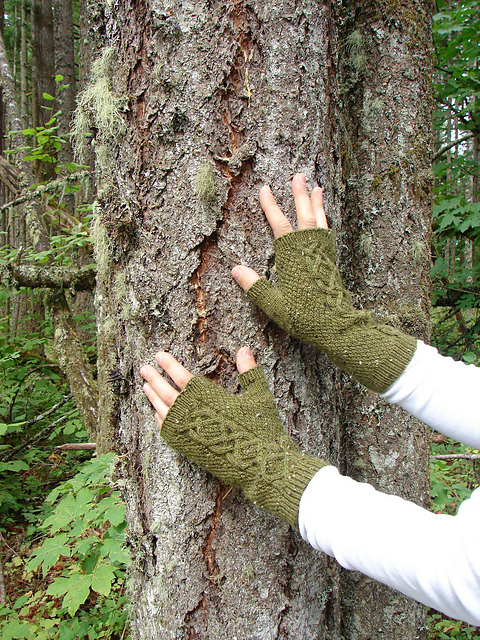Cabled Pine Mitts