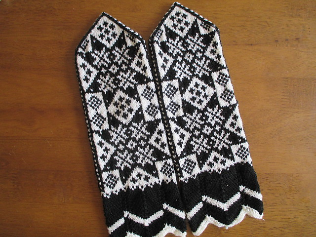 Ravelry: P.13 hosi no sirokuro mittens 星の白黒ミトン pattern by