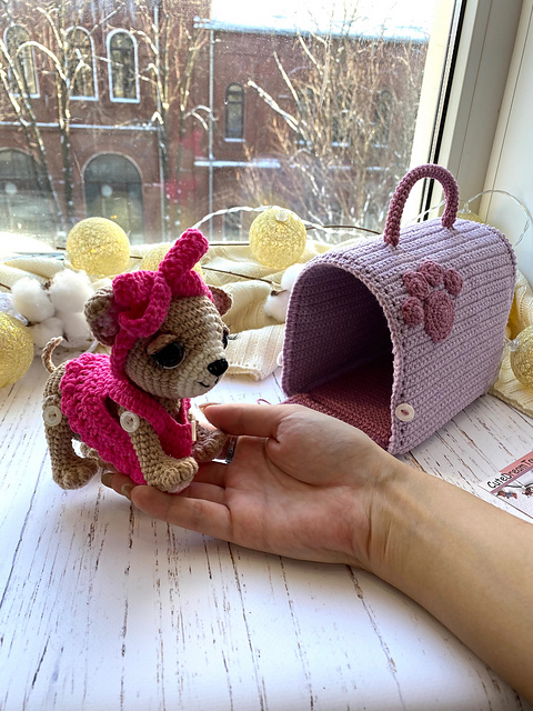 Ravelry: Chihuahua in a carrier bag pattern by Alexandra Razinkova