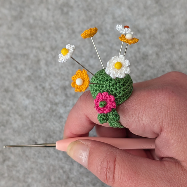 Daisy Pins and Pincushion
