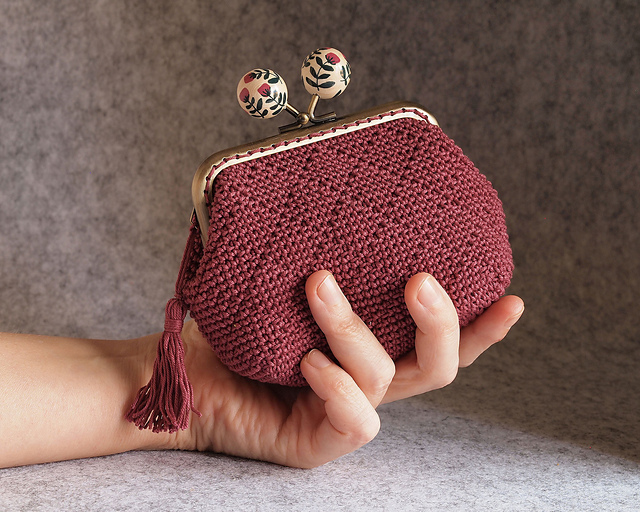 Ravelry Embossed little diamonds crochet clasp purse pattern by Ester