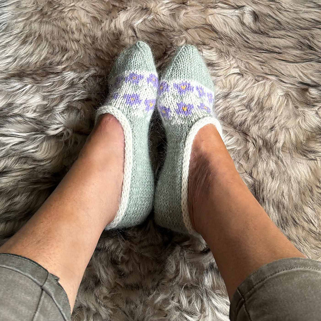 Ravelry: Bestas Tøfler pattern by StrikkeBea