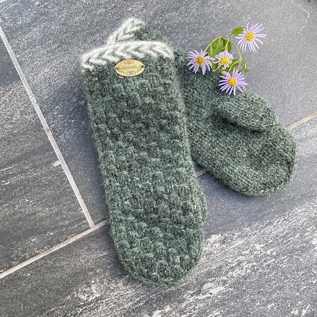 Ravelry: Alexa tykkvotter pattern by StrikkeBea