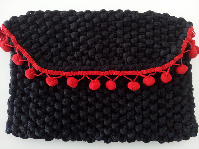 Clutch negro con madroños rojos