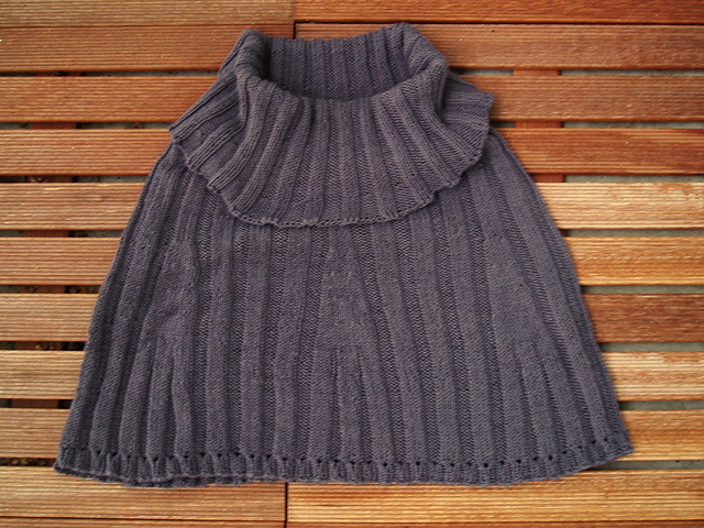 Pelerine im Look von Atsuro Tayama