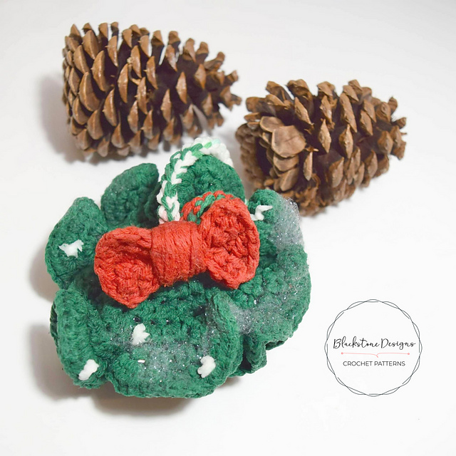 Kissing Ball Bath Pouf