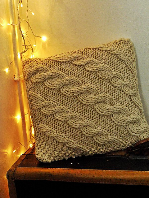 Coussin écru et torsades