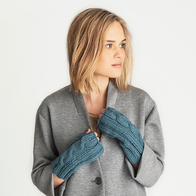 Extra Cabled Mitts